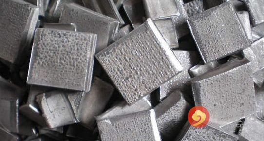 5月期鎳連續(xù)第三個(gè)月下跌，周四觸及去年6月來最低水準(zhǔn)每噸8,810美元，今年迄今下跌12%，是跌幅最大的主要基本金屬。